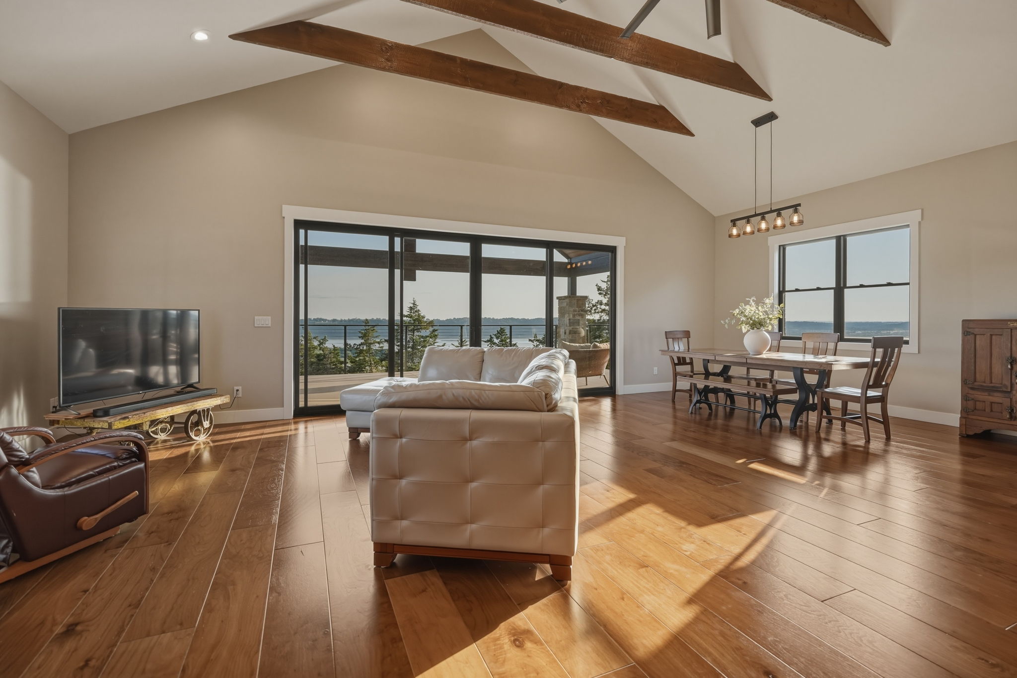 Vaulted living room with wall of windows facing the Mississippi River Valley